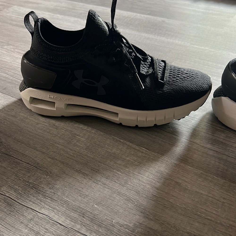 Under Armour speedform 2.0.  Size 6 Womens. Youth size 4.5.  Like new